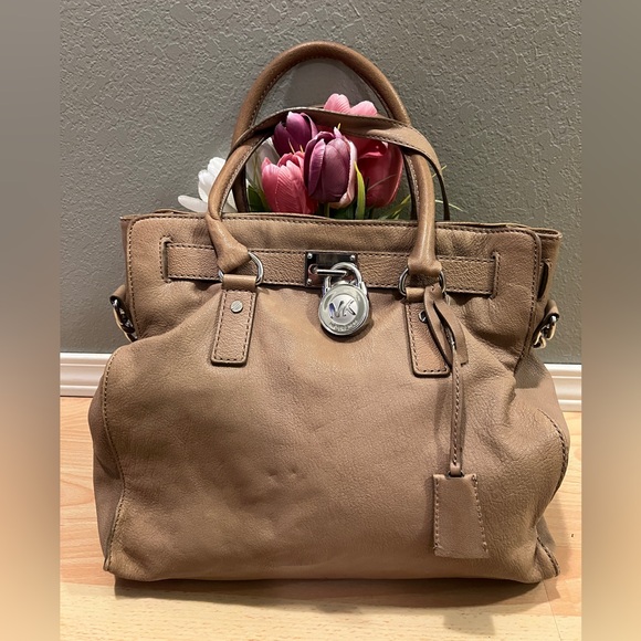 Michael Kors Handbags - Michael Kors Tan Hamilton Purse